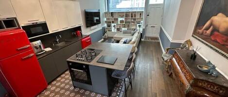 Refrigerador, microondas, horno, placa de cocina