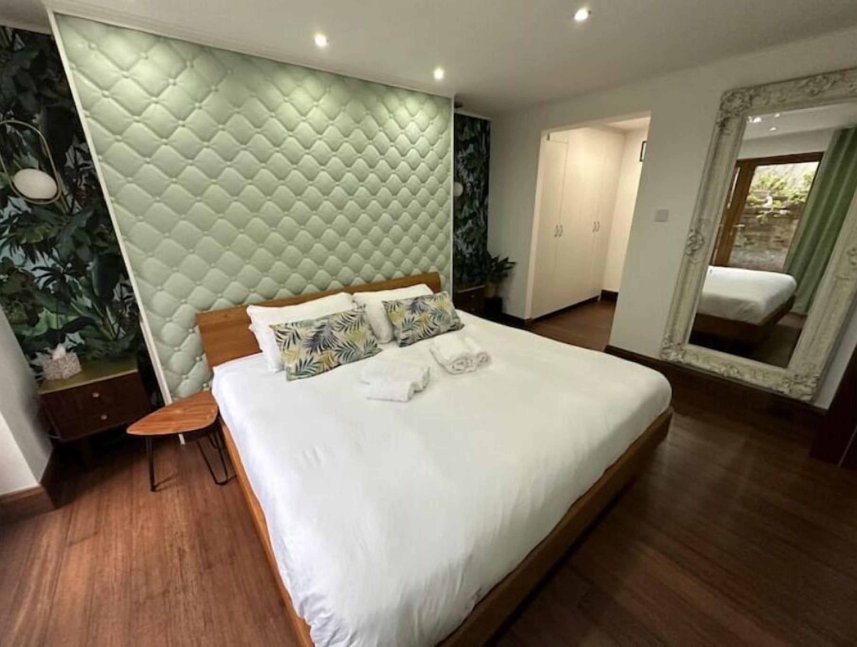 4 Schlafzimmer, Zimmersafe, Schreibtisch, Bügeleisen/Bügelbrett