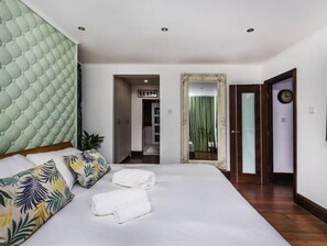 4 quartos, cofres nos quartos, escrivaninha