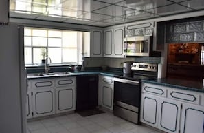 Private kitchen - Beautiful St. Pete Large House (Pinellas Park)