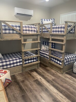 4 bedrooms, iron/ironing board, free WiFi, bed sheets