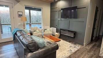 Smart TV, fireplace