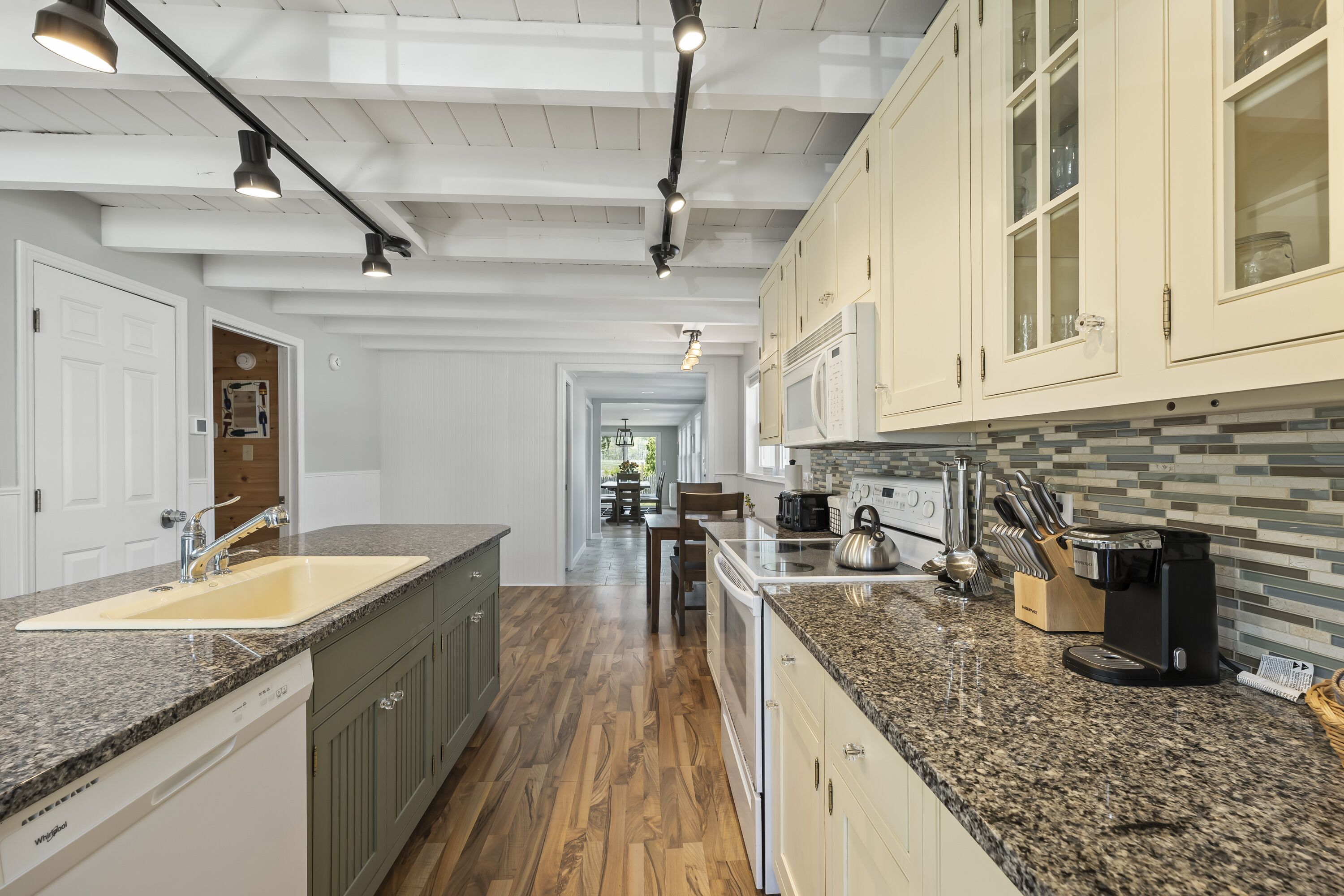 7-bedroom home that sleeps 14.  5-minute walk to Moody Beach