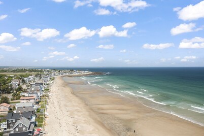 7-bedroom home that sleeps 14.  5-minute walk to Moody Beach