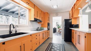 Microwave, oven, stovetop, cookware/dishes/utensils