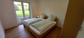 2 bedrooms, travel cot, free WiFi, bed sheets