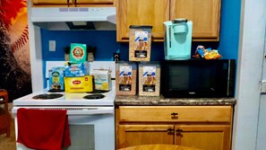 冷蔵庫、電子レンジ、オーブン、コンロ