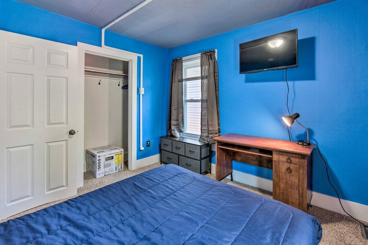 Lock Haven Home w/ Fire Pit & BBQ with game room & Deck 3 min Walk to Main St 