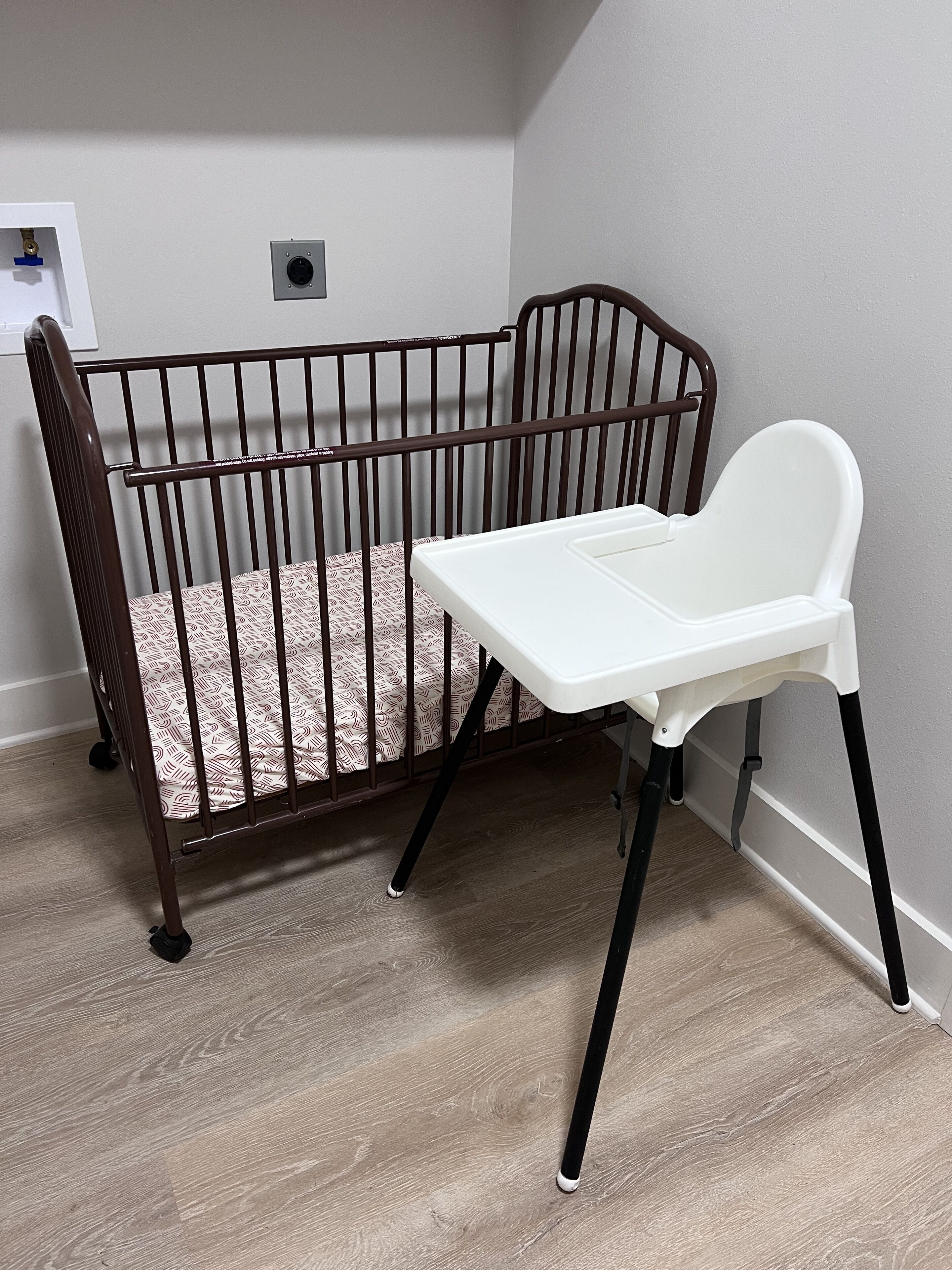 3 bedrooms, desk, iron/ironing board, travel crib