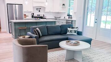 TV connectée, cheminée, livres