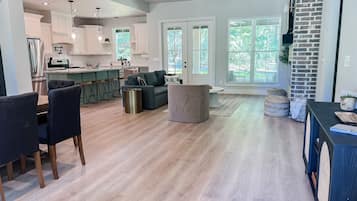 TV connectée, cheminée, livres