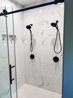 Shower, hair dryer, towels, soap - Rayburn Resort home with access to swimming pool and golf course (Brookeland)