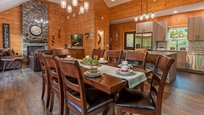 Un interior de madera acogedor con comedor, cocina y sala de estar.