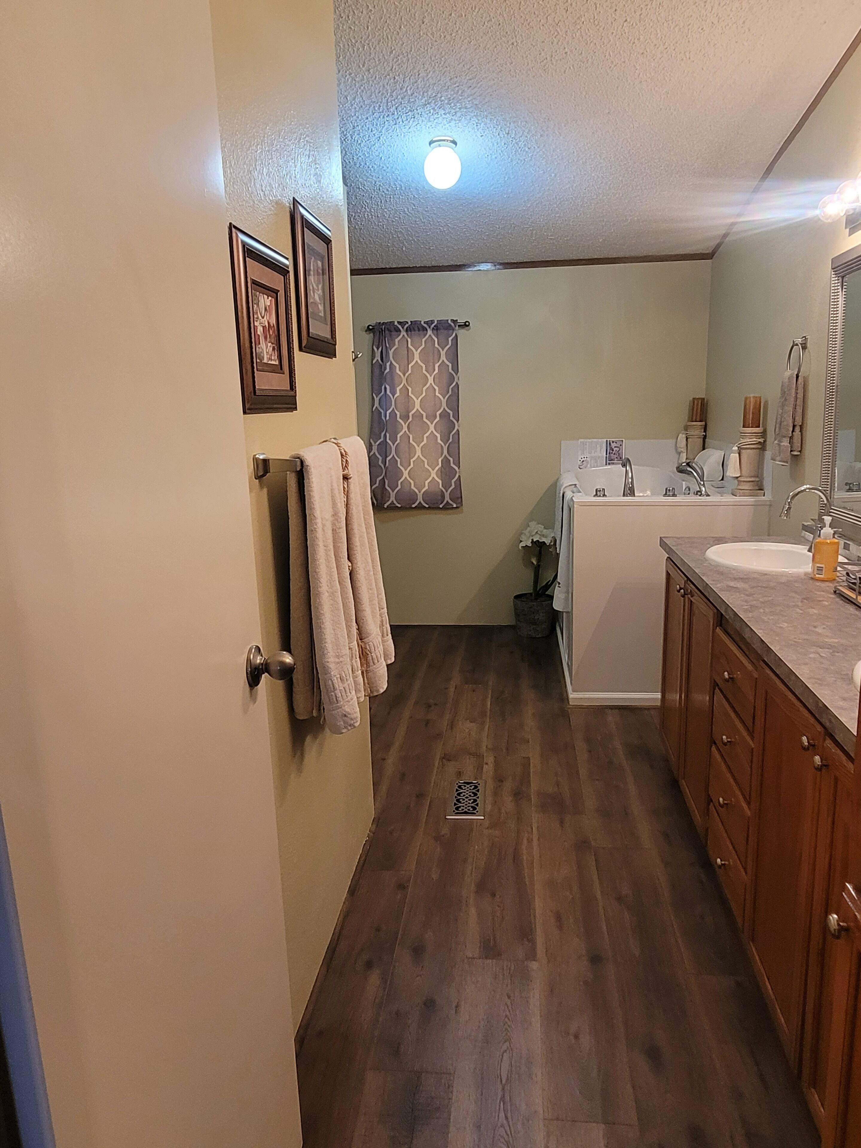 10 Minutes from Weatherford Lake, Wineries and Wedding Venue's