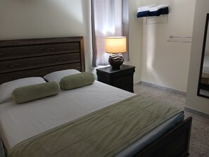 4 habitaciones, escritorio, tabla de planchar con plancha y wifi gratis