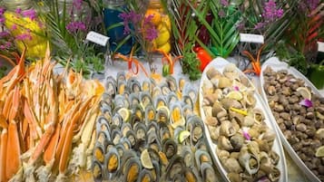 A seafood display with various types of shellfish and seafood.