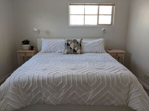 3 chambres, bureau, fer et planche à repasser, lit parapluie