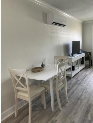 Dining - Aqua Diver is a darling 1 BR house on the East end of Panama City Beach, Florida (Panama City)