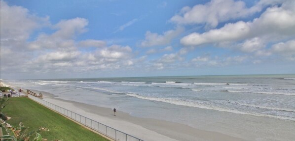Plage, chaises longues, serviettes de plage