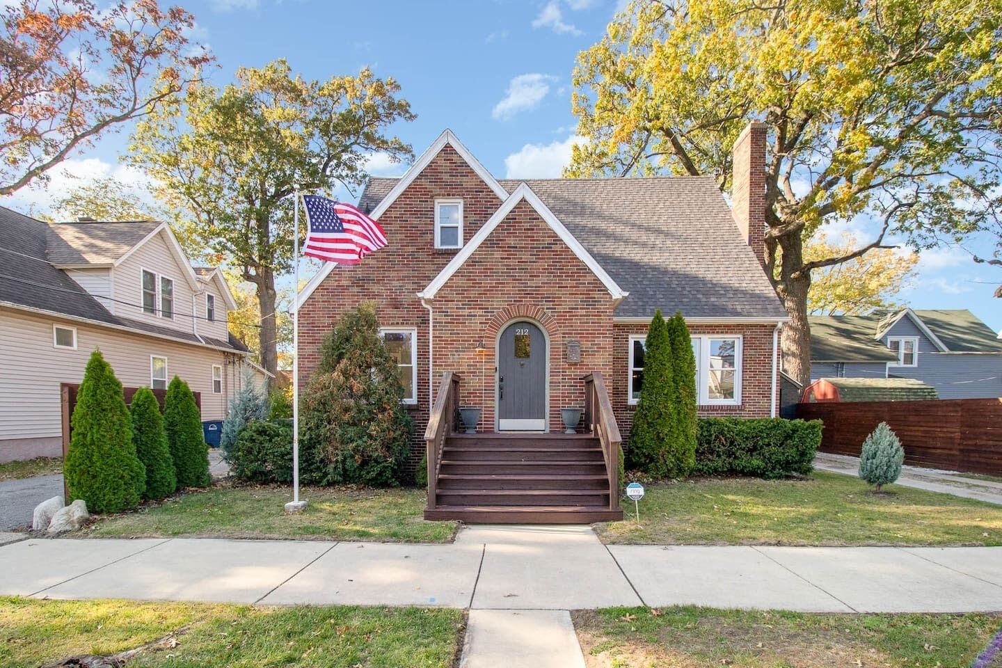 Brick Bungalow Upper Unit: Beach, Casino, Wineries