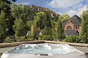 Outdoor spa tub - Aspen Core - 8 bedrooms walk to town and ski slopes (Aspen)
