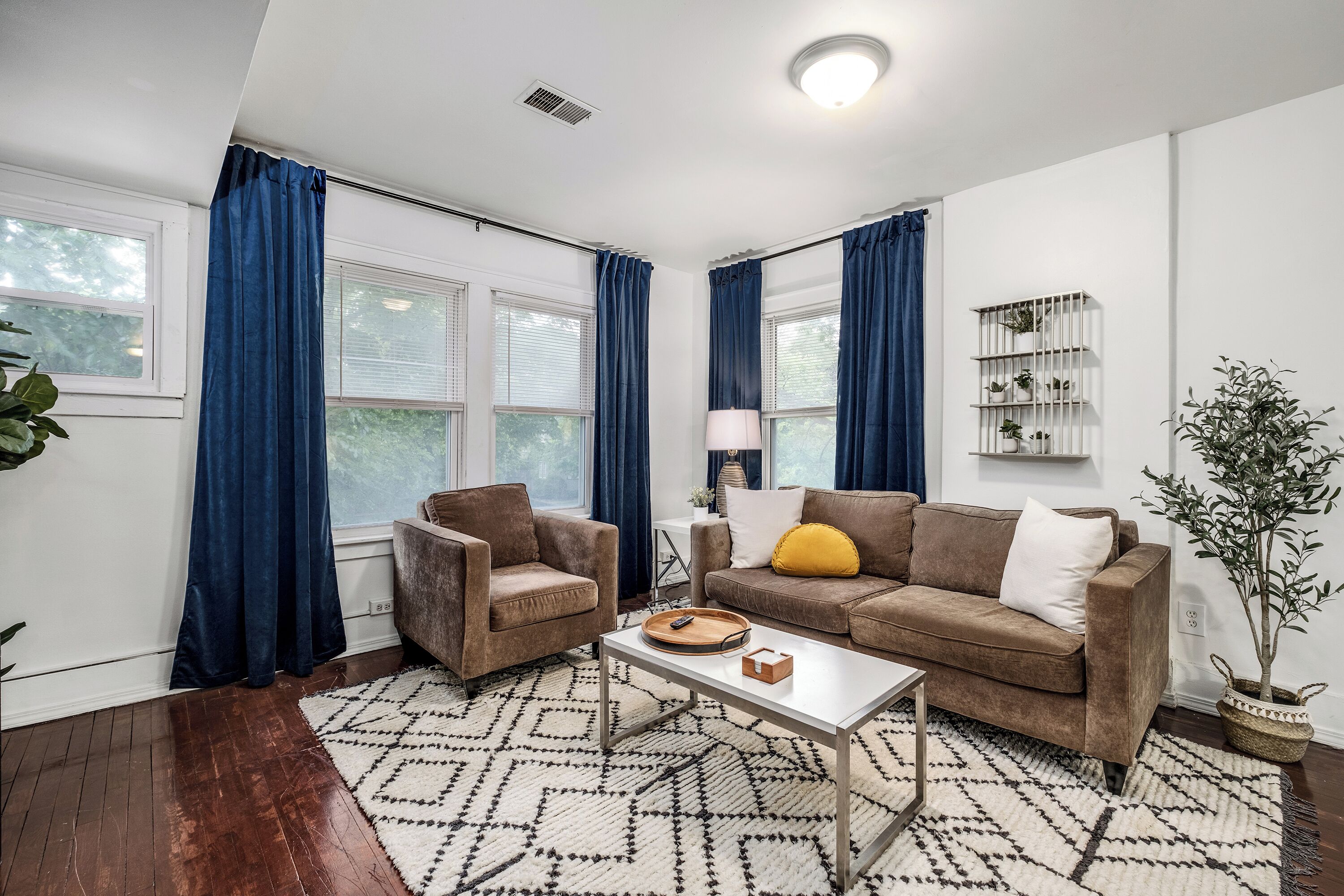 Recently Remodeled and Sunlit Apartment Near EMU and UM