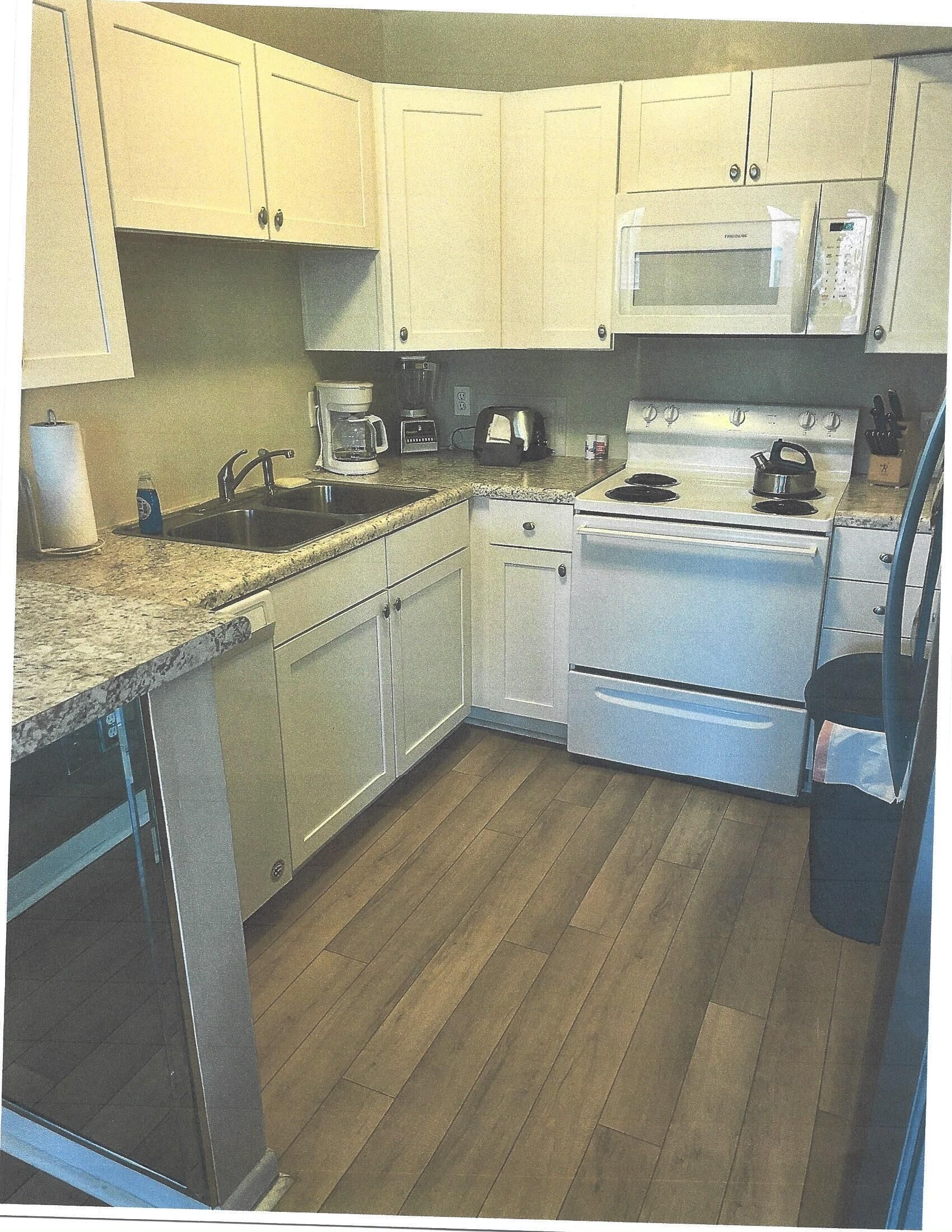 LARGO MAR - GATED COMMUNITY -
JUST STEPS TO THE BEACH !!