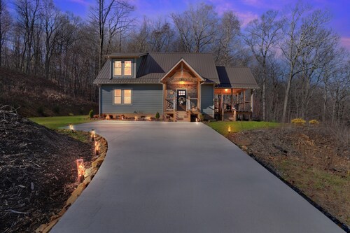 Blue Sky Cabin in Jefferson NC - Hot Tub, Firepit, Axe throwing, and more!