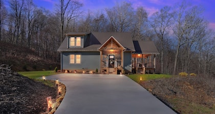 Blue Sky Cabin in Jefferson NC - Hot Tub, Firepit, Axe throwing, and more!