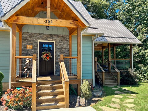 Blue Sky Cabin in Jefferson NC - Hot Tub, Firepit, Axe throwing, and more!