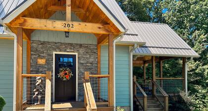 Blue Sky Cabin in Jefferson NC - Hot Tub, Firepit, Axe throwing, and more!