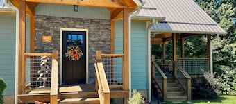 Blue Sky Cabin in Jefferson NC - Hot Tub, Firepit, Axe throwing, and more!