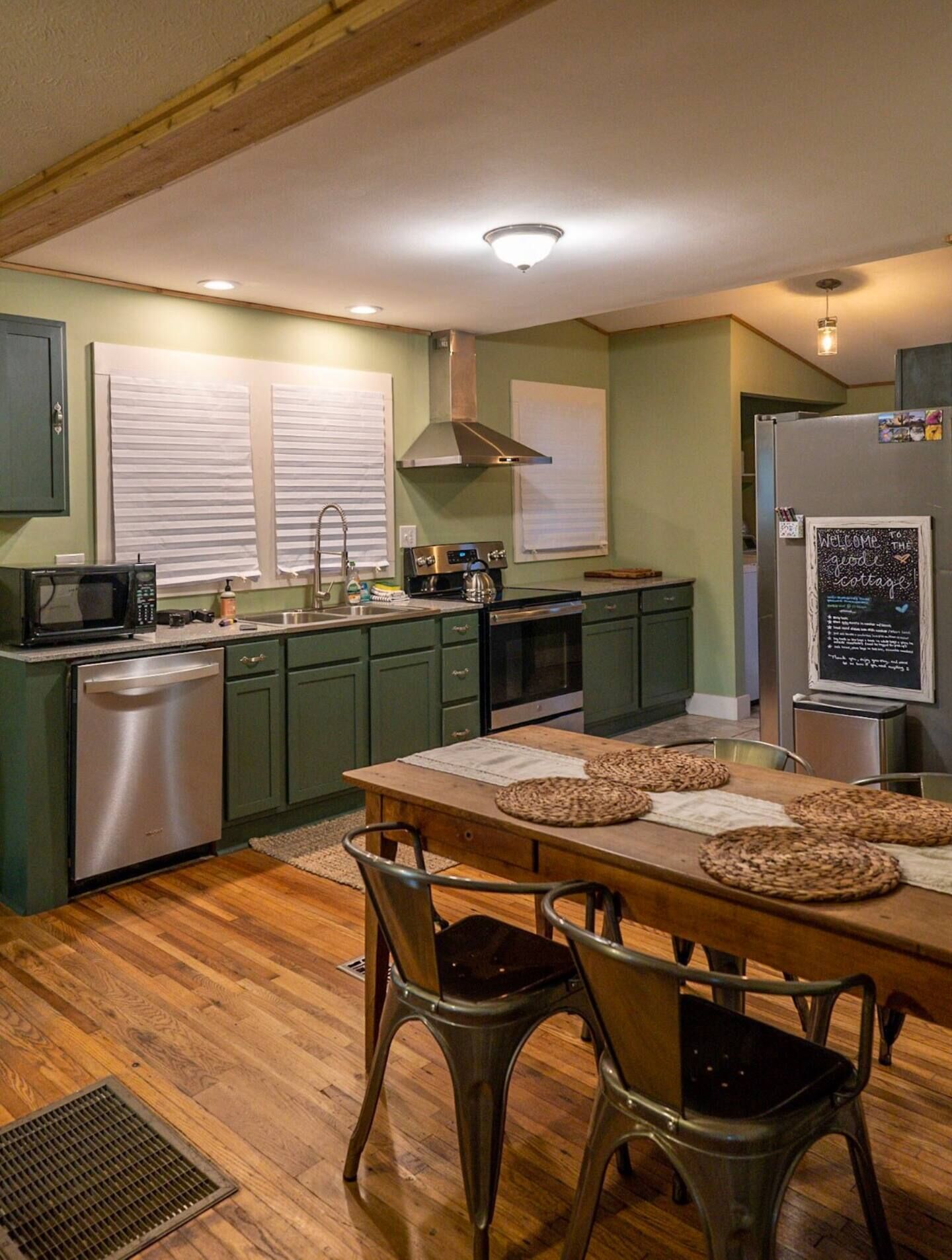 Een koelkast, een microgolfoven, een oven, een kookplaat