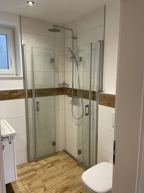 Dusche, Haartrockner, Handtücher