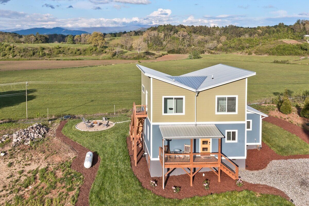 House on the Hill · Mtn views w/ hot tub! 8mi to Downtown Asheville!