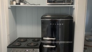 Kaffetrakter/tekoker, kjøleskap, mikrobølgeovn og ovn