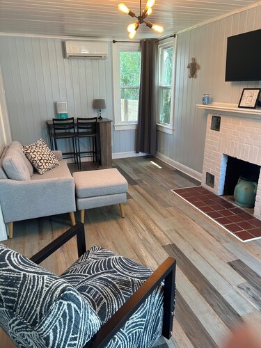 Pet Friendly Getaway 3 Blocks to Old City-Unit B