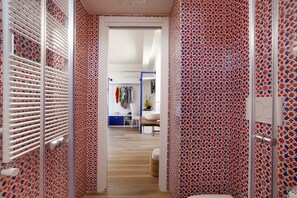 Quarto luxo, várias camas, vista para o mar | Banheiro | Chuveiro, chuveiro com efeito de chuva, produtos de toalete grátis 