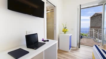 1 dormitorio, minibar, caja fuerte y escritorio
