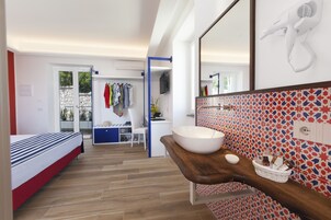 Minibar, caja fuerte, escritorio y wifi gratis