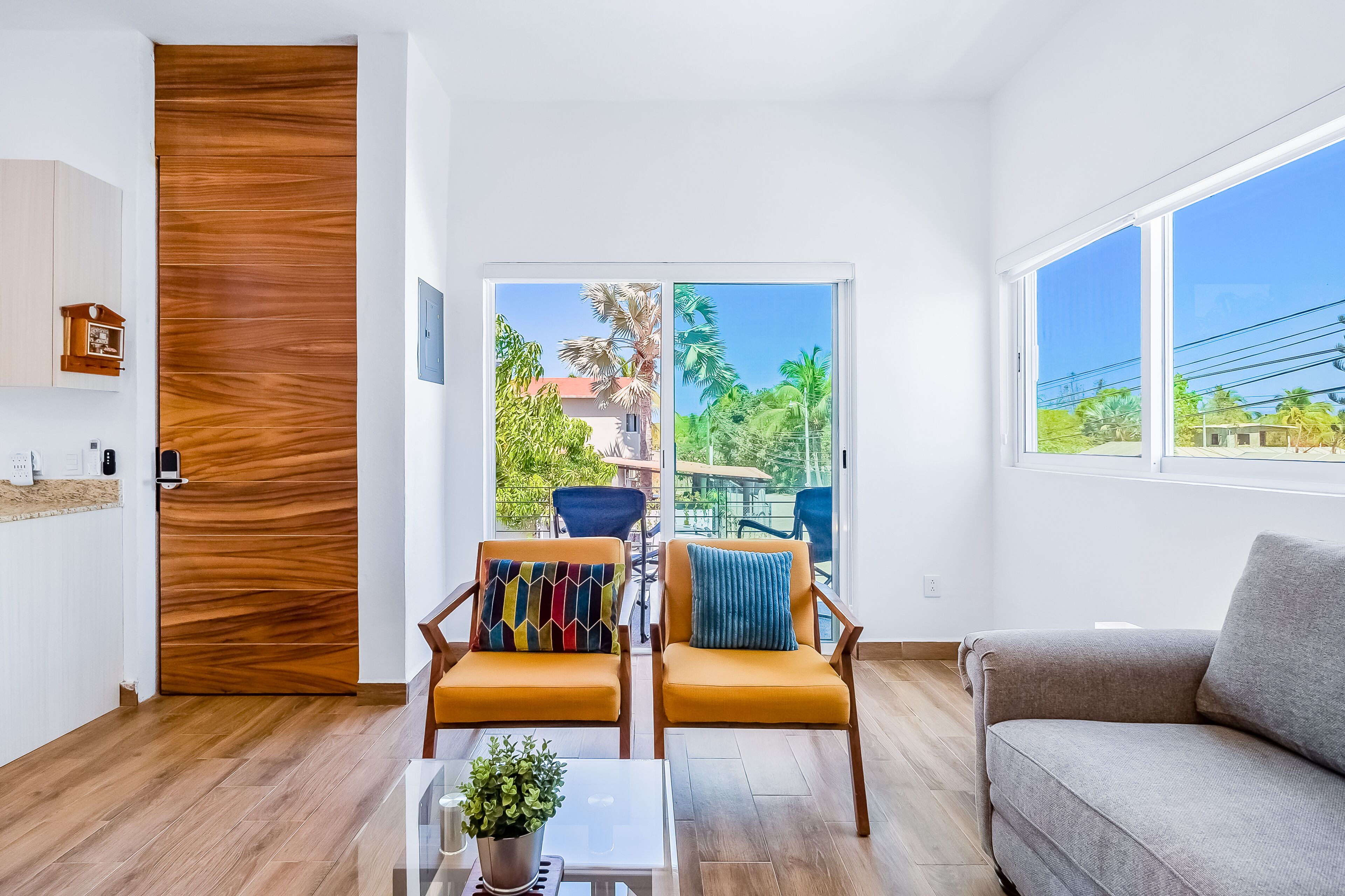 Beautiful condo with shared pool, full kitchen, & private W/D