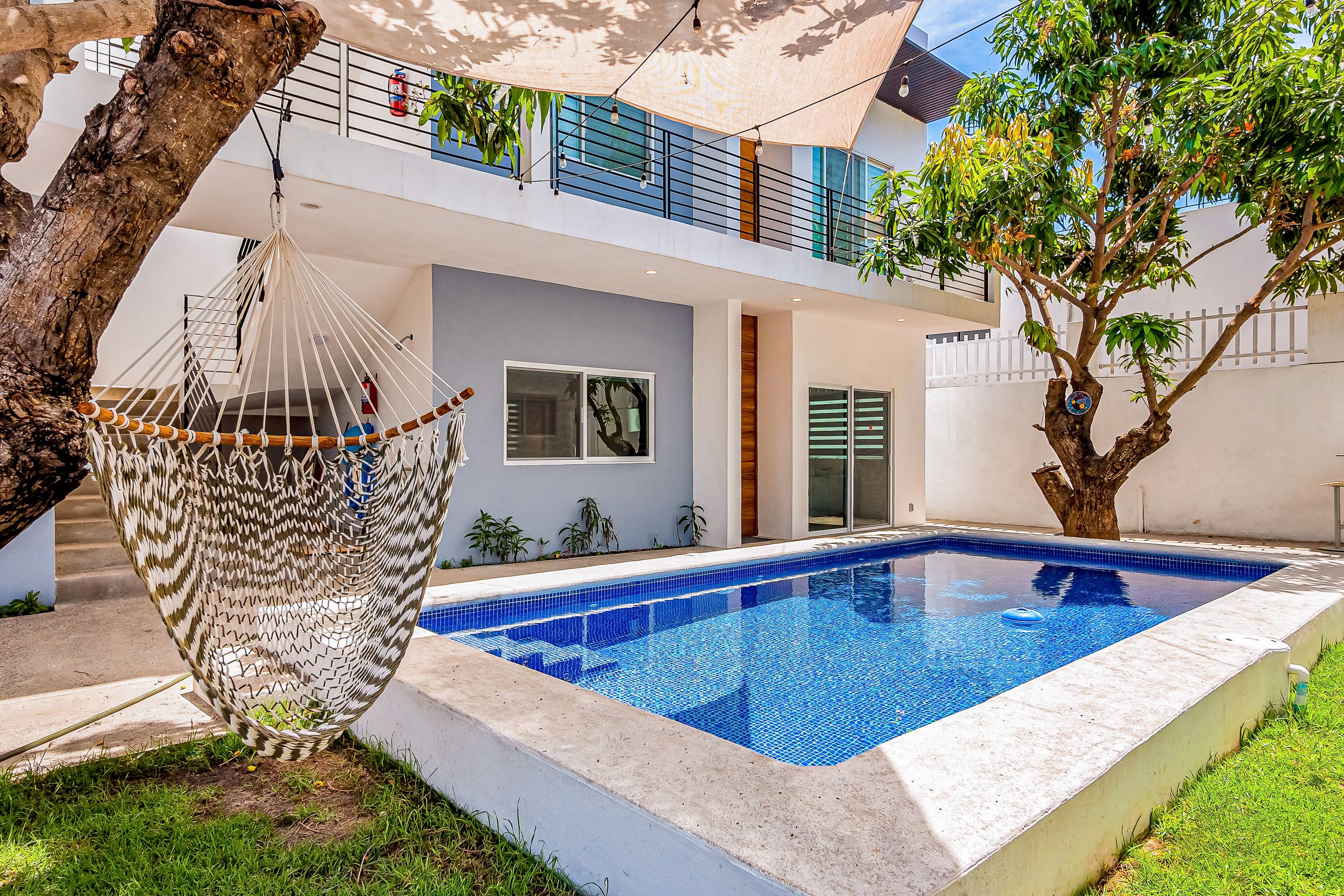 Beautiful condo with shared pool, full kitchen, & private W/D