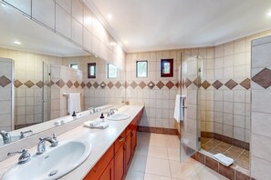 Towels - Tropical condo near the beach with shared pool, balcony, & W/D (Jaco)