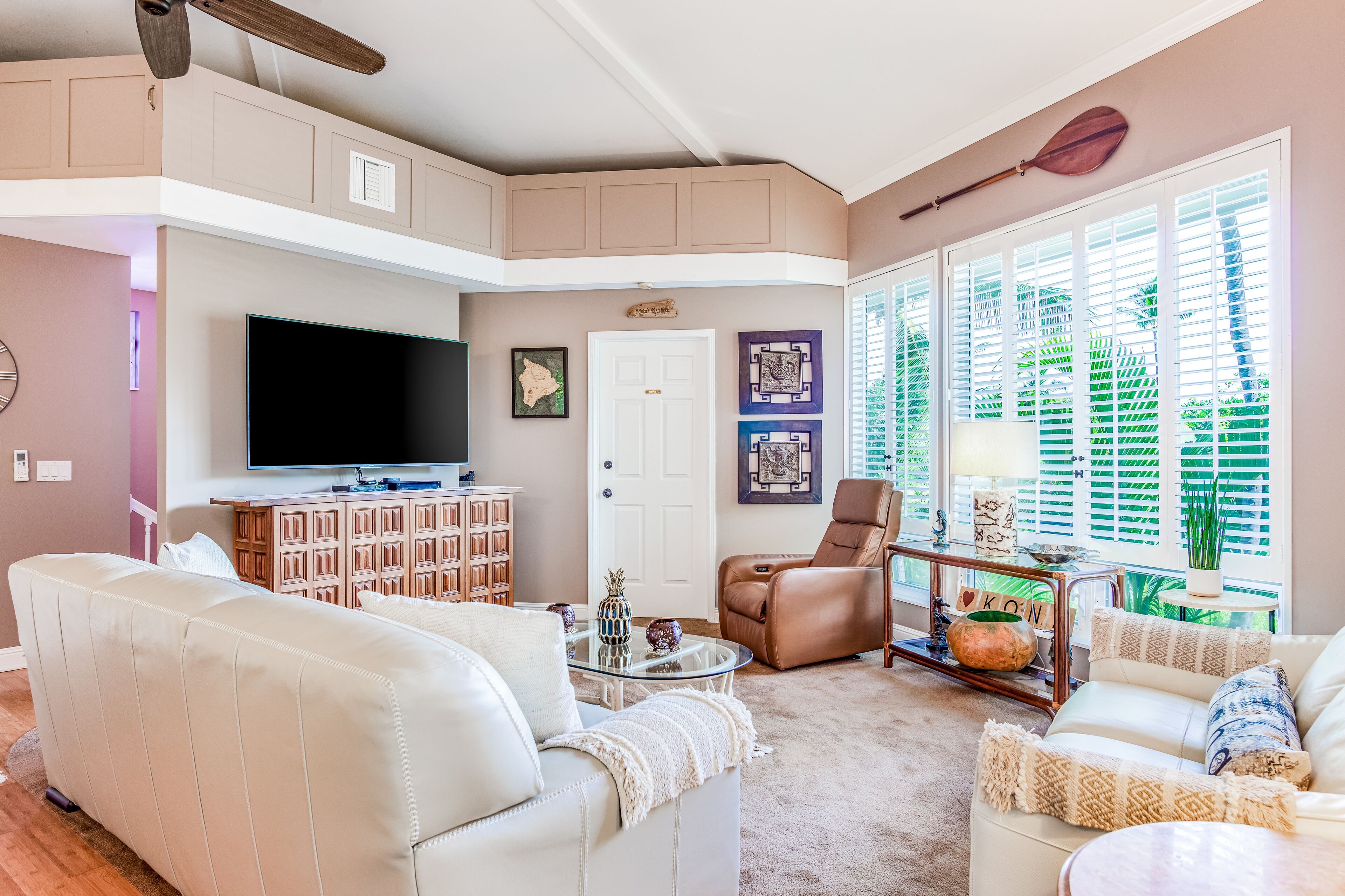 Renovated garden-view condo with screened lanai, 6 pools, & hot tubs