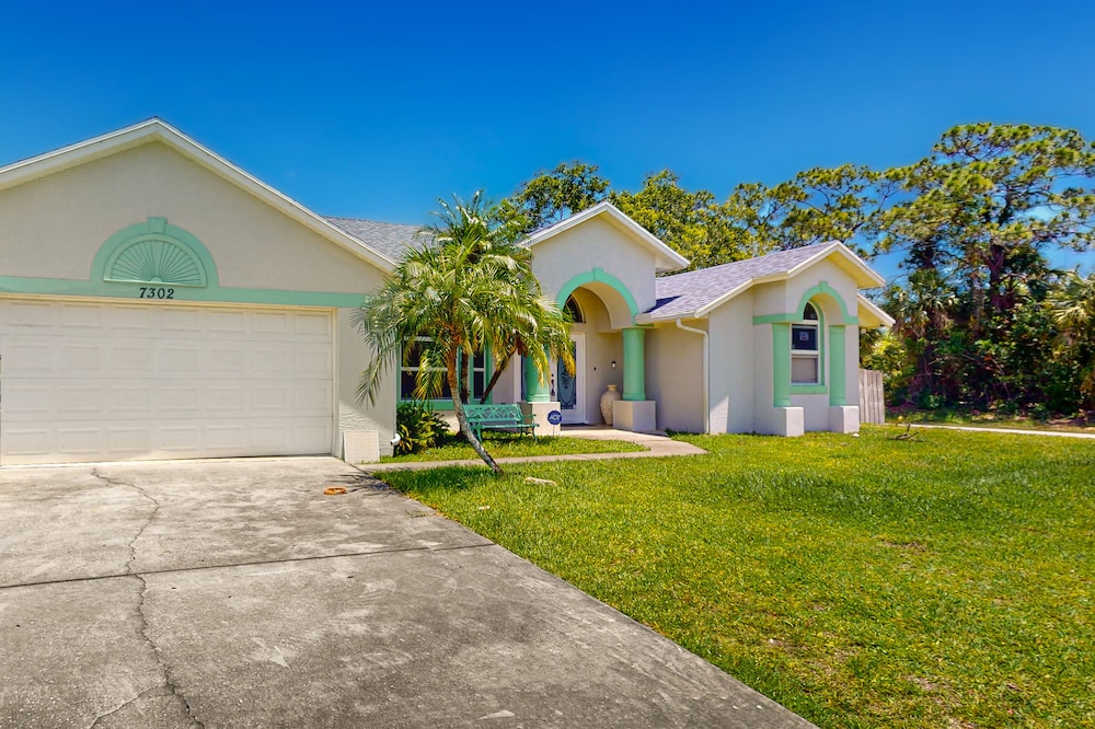 Dog-friendly home with golf nearby, full kitchen, central AC, & W/D
