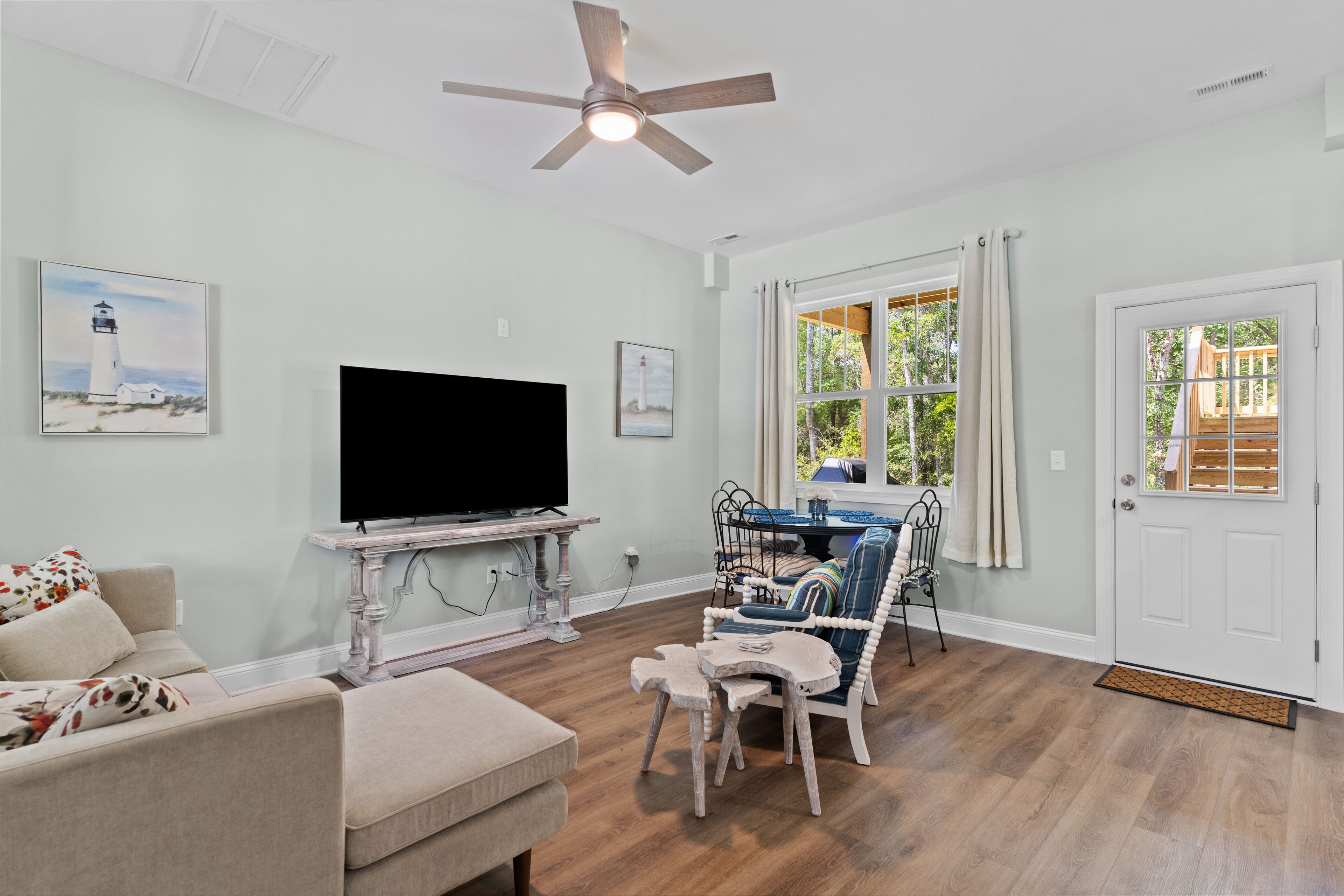 2-story coastal home with 2 grills, screened porch, outdoor showers, W/Ds, & AC