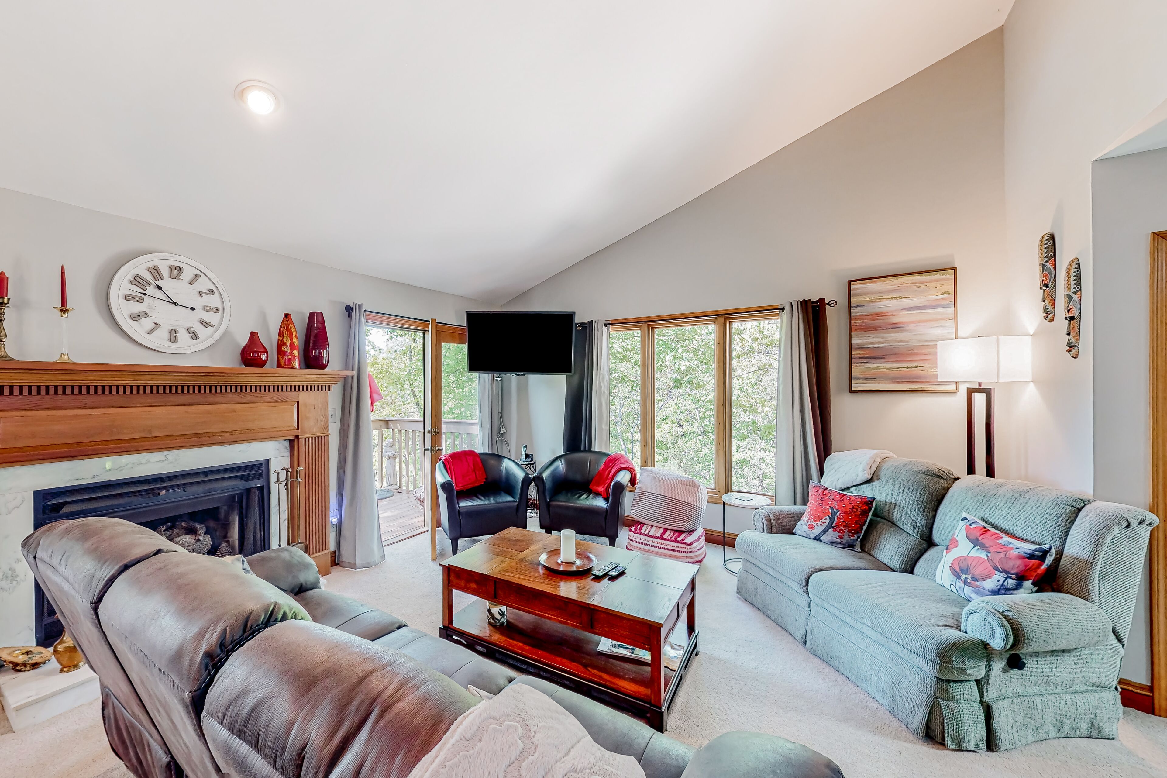 Lake-view dog-friendly condo with hot tub, in/outdoor pools, tennis, golf