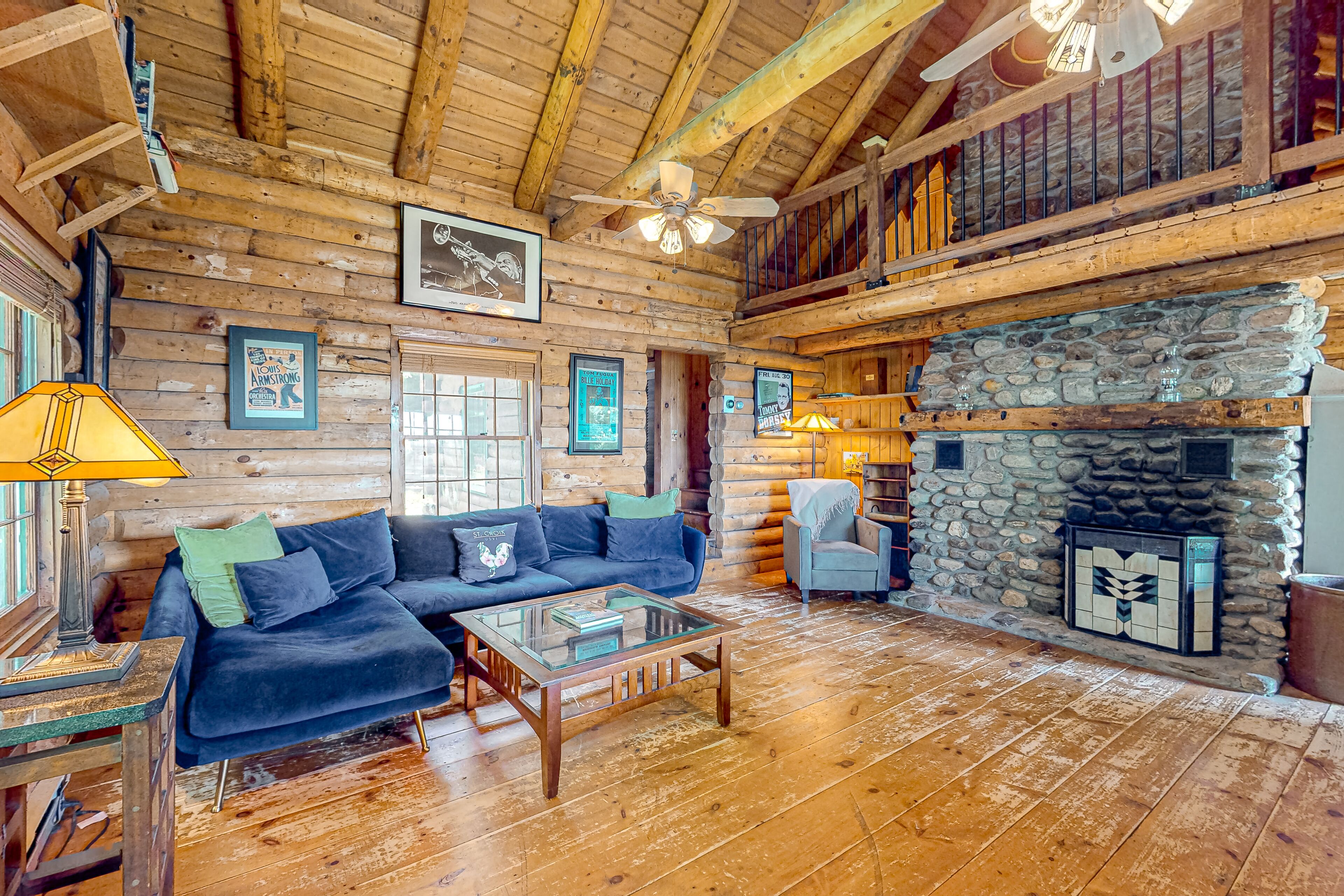 Idyllic dog-friendly cabin with mountain view, lovely deck & firepit