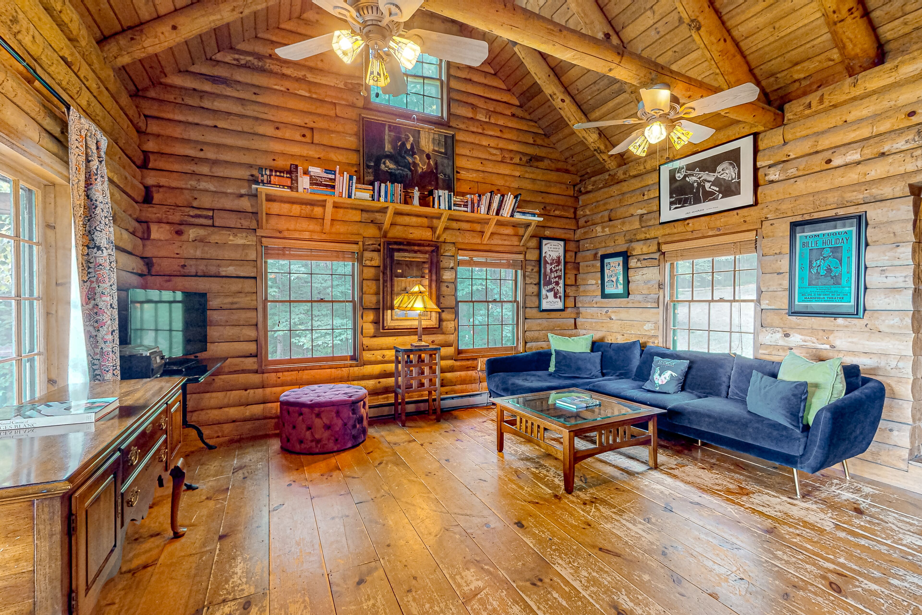 Idyllic dog-friendly cabin with mountain view, lovely deck & firepit