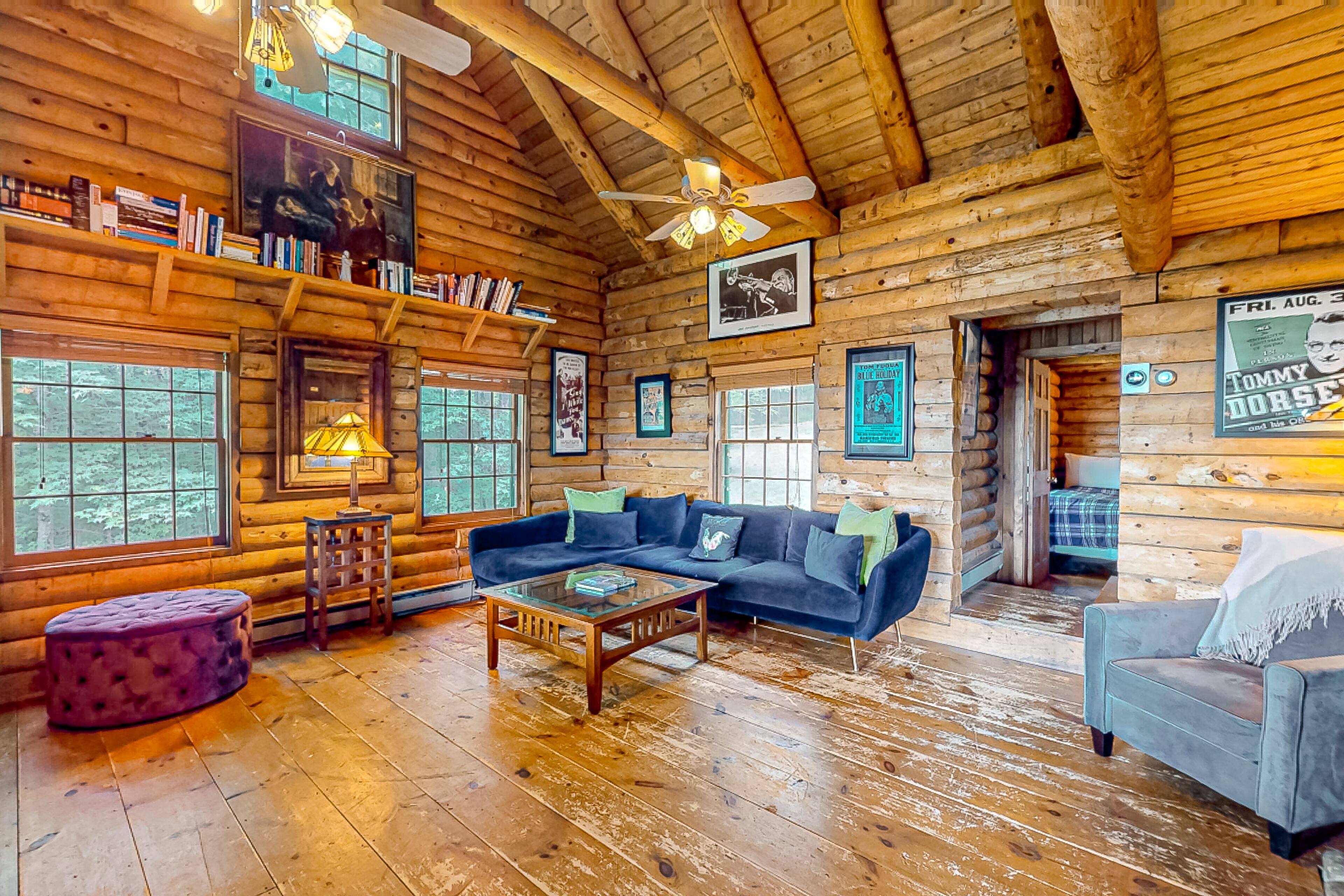 Idyllic dog-friendly cabin with mountain view, lovely deck & firepit